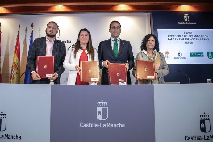 Firma de Protocolos de Colaboración en Emergencia entre la Consejería de Bienestar Social, Globalcaja y los Ayuntamientos de Letur y Mira.