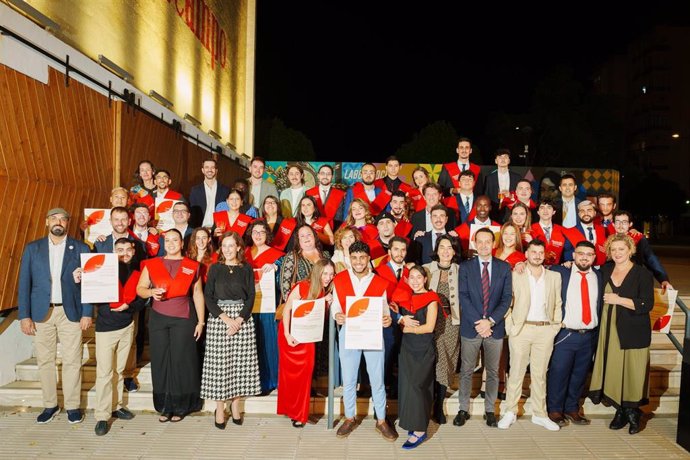 Foto de familia de la cuarta promoción de 'Talento Cruzcampo' de la Fundación Cruzcampo.