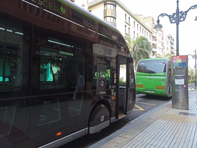 Archivo - Autobuses eléctricos en Zaragoza.