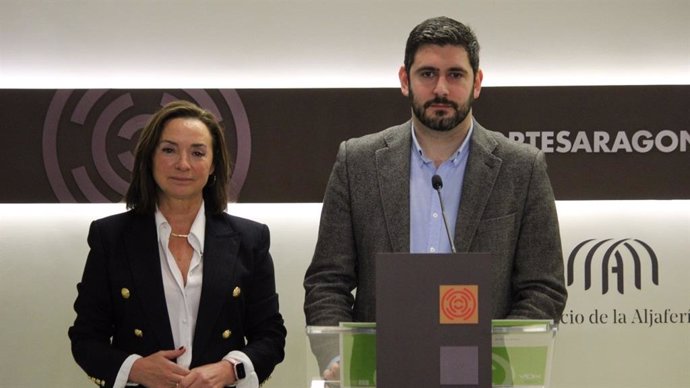 El portavoz de VOX en las Cortes de Aragón, Alejandro Nolasco, y la parlamentaria de su grupo Carmen Rouco, en rueda de prensa.