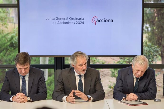 Archivo - El CEO de Acciona, José Manuel Entrecanales (c), durante una rueda de prensa tras la junta general ordinaria de accionistas de ACCIONA, a 20 de junio de 2024, en Madrid (España). En la junta de hoy se ha sometido a votación la reelección de su p