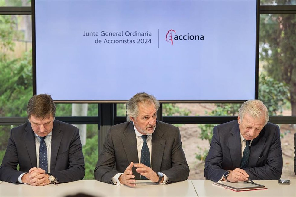 Archivo - El CEO de Acciona, José Manuel Entrecanales (c), durante una rueda de prensa tras la junta general ordinaria de accionistas de ACCIONA, a 20 de junio de 2024, en Madrid (España). En la junta de hoy se ha sometido a votación la reelección de su