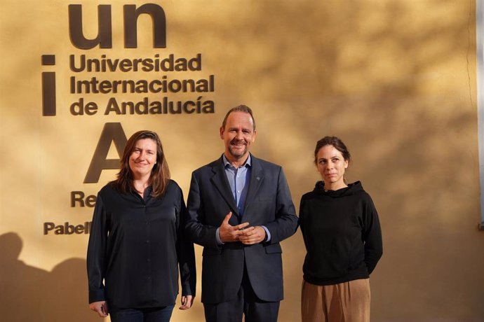 El rector de la UNIA , José Ignacio García;  la responsable de Programas de Arte Ciudadano de la Fundación Daniel y Nina Carasso, Anneke Raskin; y la coordinadora de Tekeando, Macarena Madero, en la presentación de las jornadas  'Agitación Científica'.