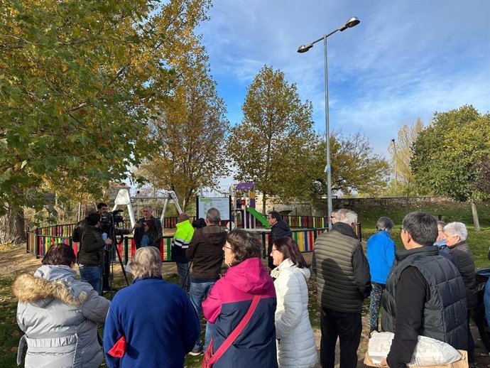 El alcalde de Segovia, José Mazarías, inaugura el renovado espacio infantil de Madrona.