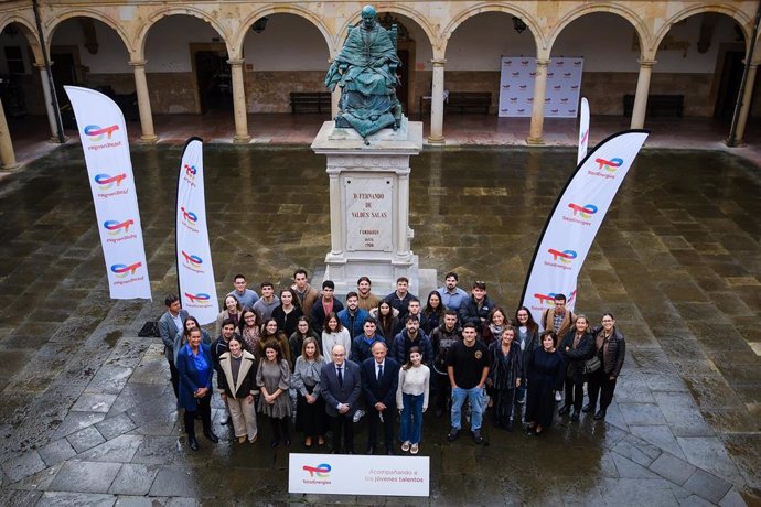 Participantes del programa de becas de TotalEnergies.