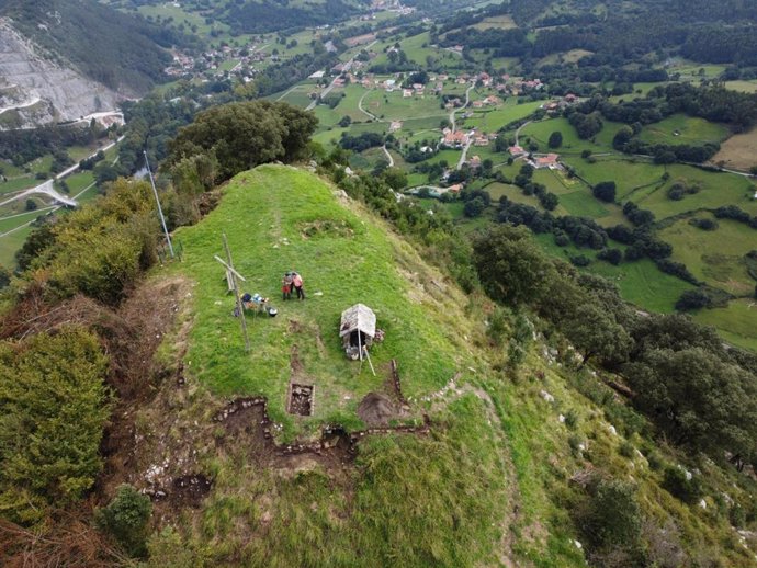 Excavación en los restos del castillo de Monte Castillo