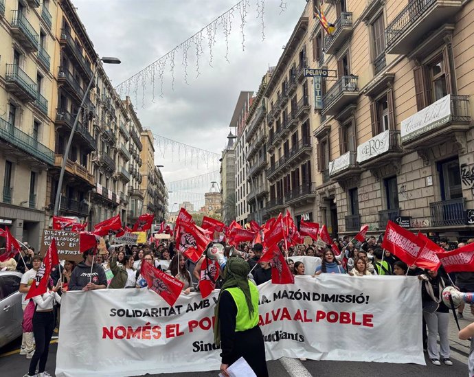 Unos 800 estudiantes se manifiestan en el centro de Barcelona para pedir la dimisión del presidente de la Generalitat valenciana, Carlos Mazón, por su gestión de la DANA.