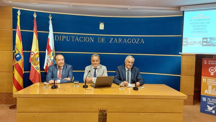 El presidente de la Real Academia de Medicina de Zaragoza, Luis Miguel Tobajas; el presidente de la DPZ, Juan Antonio Sánchez Quero; y el presidente del comité científico del sexto centenario del Hospital Nuestra Señora de Gracia, Javier Sada.