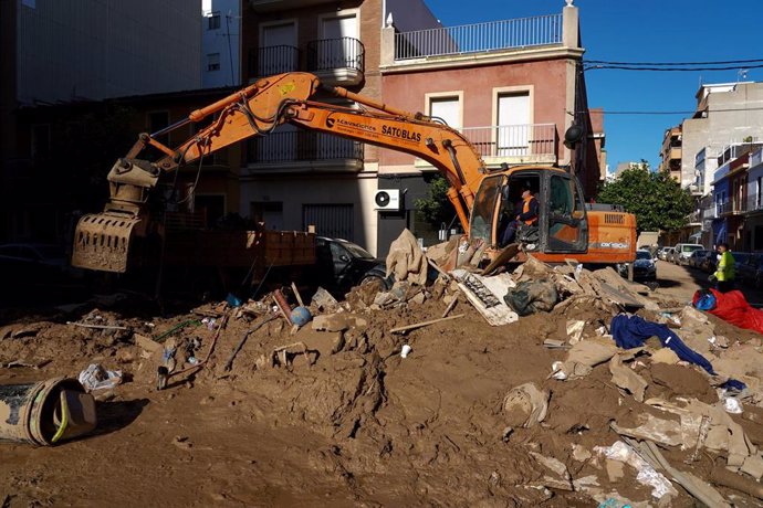 Una grúa retira los escombros en el día 13 tras el paso de la DANA en Algemesí