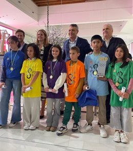 El centro comercial Los Arcos diseña más de mil camisetas para las Miniolimpiadas 2024 del IMD del distrito Nervión - San Pablo (Sevilla)