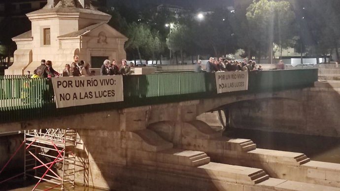 Protesta alumbrado ornamental en el cauce del Manzanares en Madrid Río