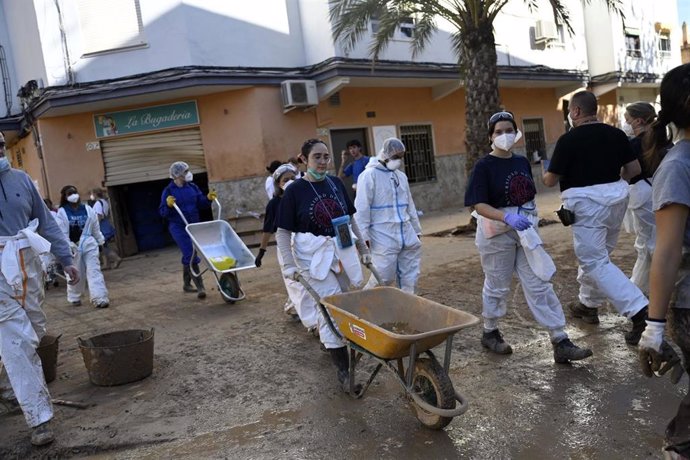 Alumnos de la UMU colaboran en las labores de limpieza en el municipio valenciano de Catarroja