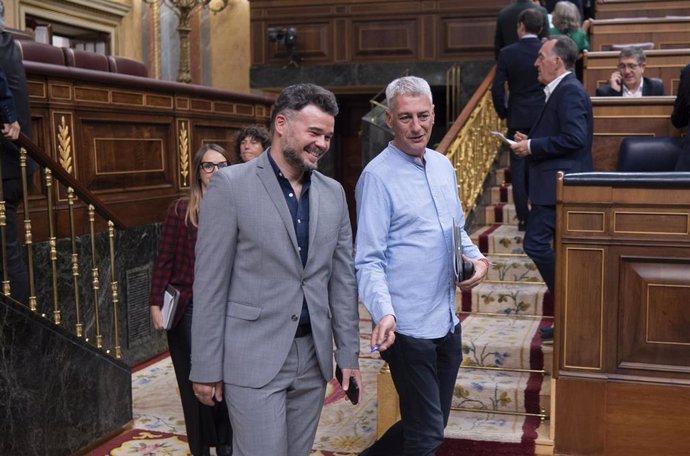 El portavoz de ERC en el Congreso, Gabriel Rufián (i), y el diputado de EH Bildu Oskar Matute (d), a su llegada a una sesión plenaria, en el Congreso de los Diputados, a 22 de octubre de 2024, en Madrid (España). 