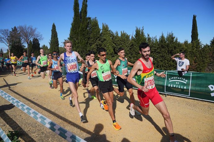 Archivo - Distintos corredores durante las carreras del XLI Cross Internacional de Itálica