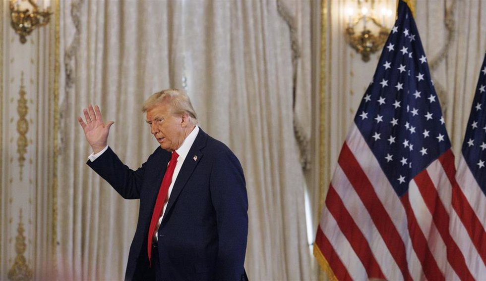 29 October 2024, US, Miami: Former USPresident and Republican presidential candidate Donald Trump waves as he exits after a press conference at his Mar-a-Lago estate in Palm Beach. Photo: Alie Skowronski/TNS via ZUMA Press Wire/dpa