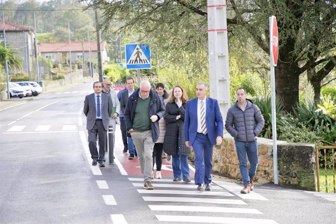 El consejero de Fomento, Roberto Media, visita el nuevo paseo entre La Cavada y el Barrio de Arriba