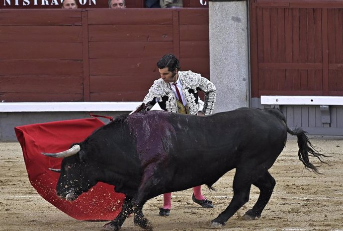 Archivo - Morante de la Puebla durante su faena en la plaza de toros de las Ventas en la feria de San Isidro, a 11 de mayo de 2023, en Madrid (España)