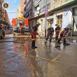 Efectivos del Consorcio de Bomberos de la provincia de Cádiz trabajando en tareas de limpieza en Valencia