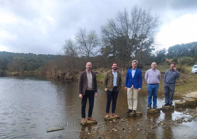 Lorite (centro), junto al delegado de Turismo de la Junta, Eduardo Lucena (izda.) y otras autoridades, en pasaderas fluviales del Camino Mozárabe en Alcaracejos.