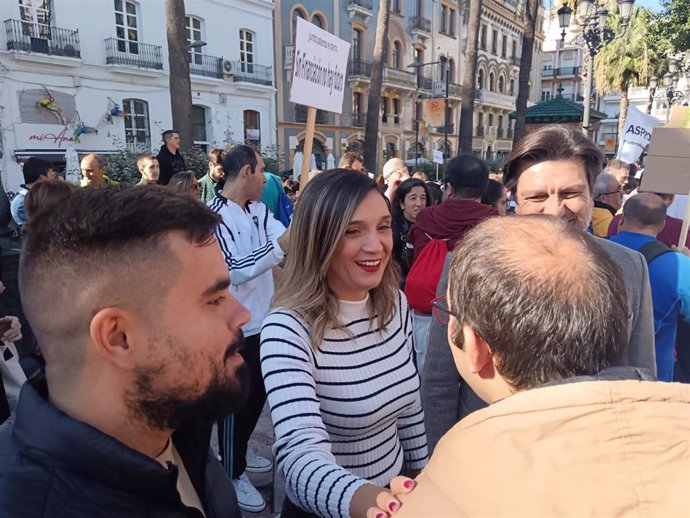 La portavoz del PSOE-A y parlamentaria andaluza, María Márquez, en la concentración de Cermi en Huelva.