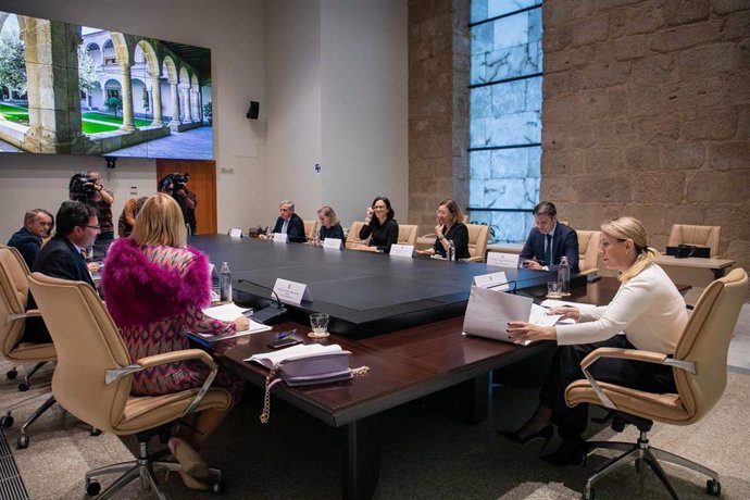 La presidenta de la Junta, María Guardiola, al frente de la reunión del Consejo de Gobierno.