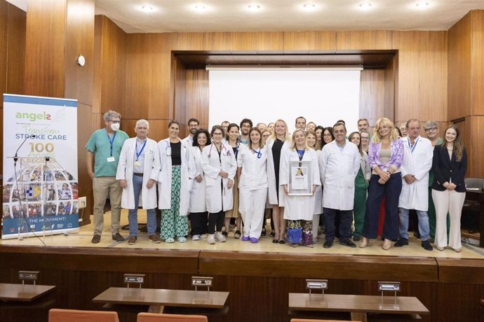 Foto de familia de los profesionales de la Unidad de Ictus y del Servicio de Neurología del Hospital Universitario Ntra. Sra. De Candelaria