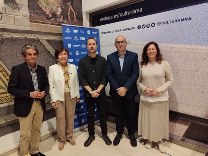 El vicepresidente y diputado provincial de Cultura, Manuel López Mestanza, junto a los miembros del jurado.