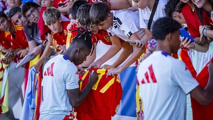 Los delanteros de la selección española Nico Williams y Lamine Yamal firman autógrafos en un entrenamiento.