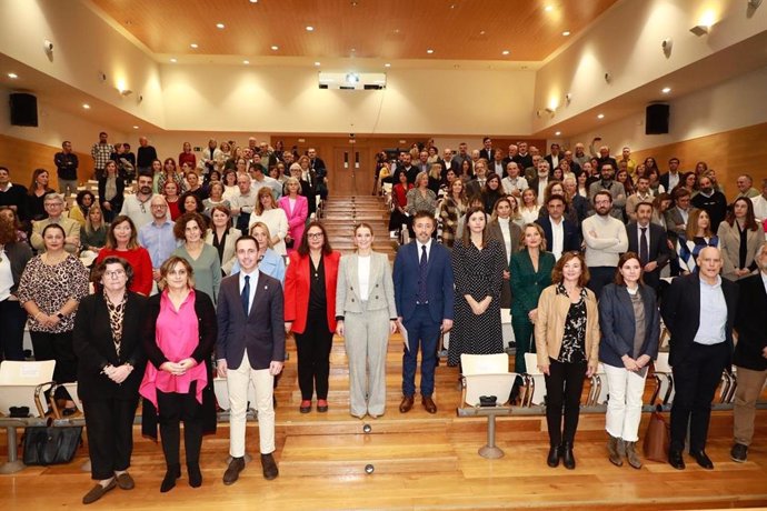 Archivo - Foto de familia del Pacto por la Salud de Baleares.