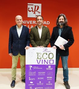 Antonio Palacios (izda.), Eduardo Fonseca e Iñigo Crespo, en el Rectorado de la Universidad de La Rioja, durante la presentación de los XVI Premios Ecovino