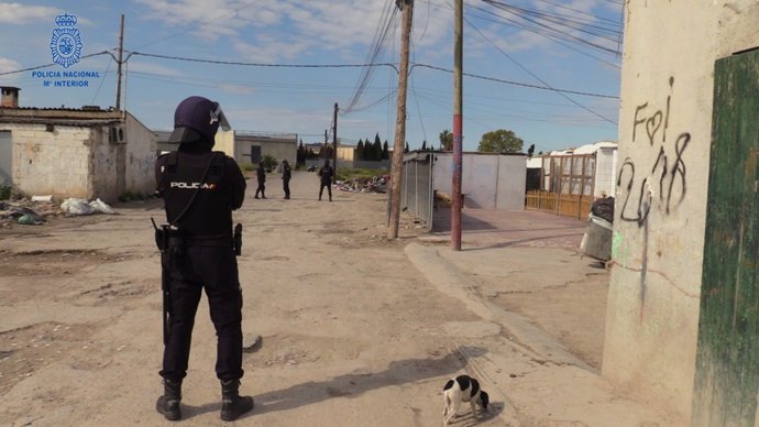 Archivo - Un agente de la Policía Nacional, en un dispositivo contra el tráfico de drogas en Son Banya. 