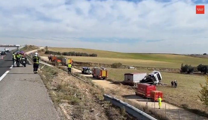 Herido el chófer de un camión de gran tonelaje al caer por un talud desde 12 metros en Navalcarnero