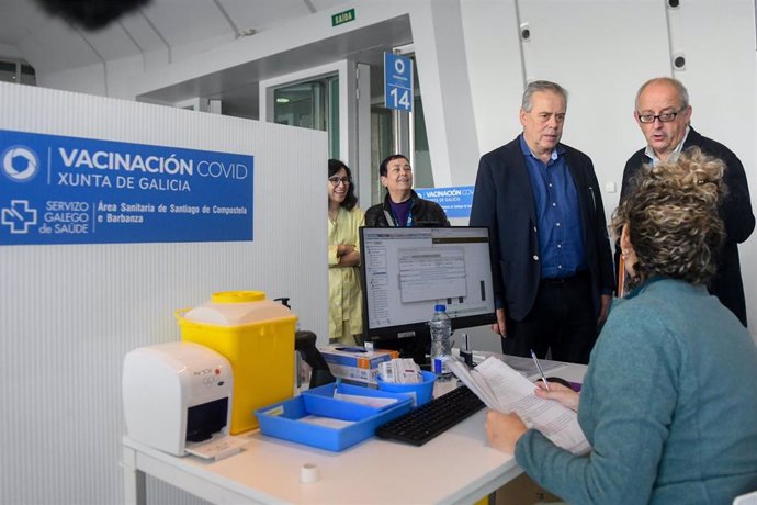 El conselleiro de Sanidade, Antonio Gómez Caamaño, visita el centro de vacunación instalado en la Cidade da Cultura de Santiago de Compostela.