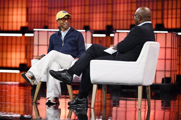 El cantante Pharrell Williams  y Frank Cooper III, Head of Marketing de Visa