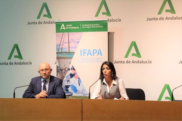 El secretario general de Agricultura Ganadería y Alimentación de la Junta de Andalucía, Manuel Gómez Galera, y la presidenta del Instituto Andaluz de Investigación y Formación Agraria, Pesquera y de la Producción Ecológica (Ifapa), Marta Bosquet.