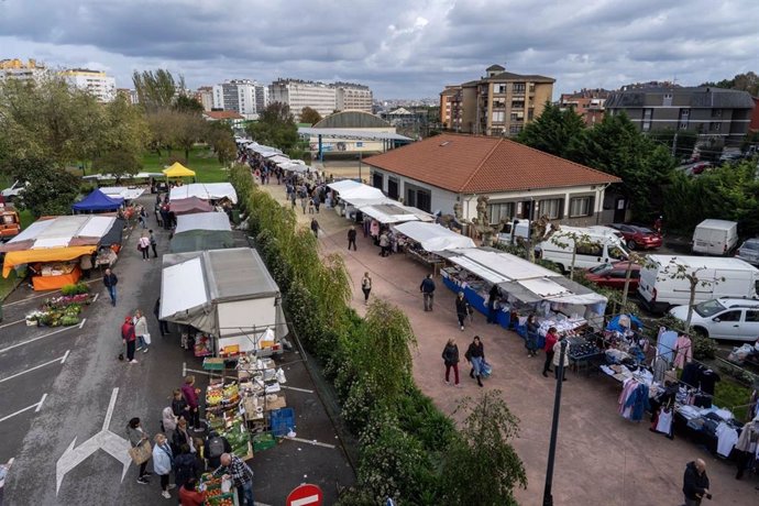 El Ayuntamiento de Camargo devuelve el mercadillo semanal a su ubicación original en el Parque de Cros