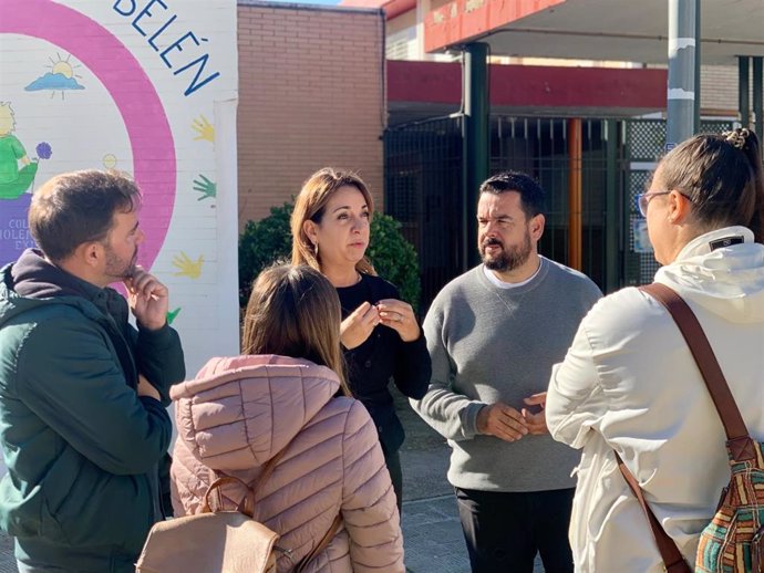 Encarnación Martínez y el alcalde de Gines, Romualdo Garrido, reunidos con familias de alumnos