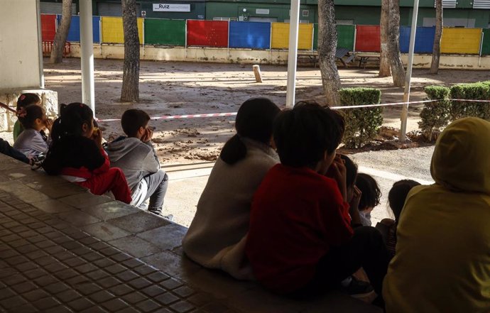 Varios niños vuelven a las clases en el Colegio de Amparo Albau de Alaquàs en el día 13 tras el paso de la DANA por Valencia.