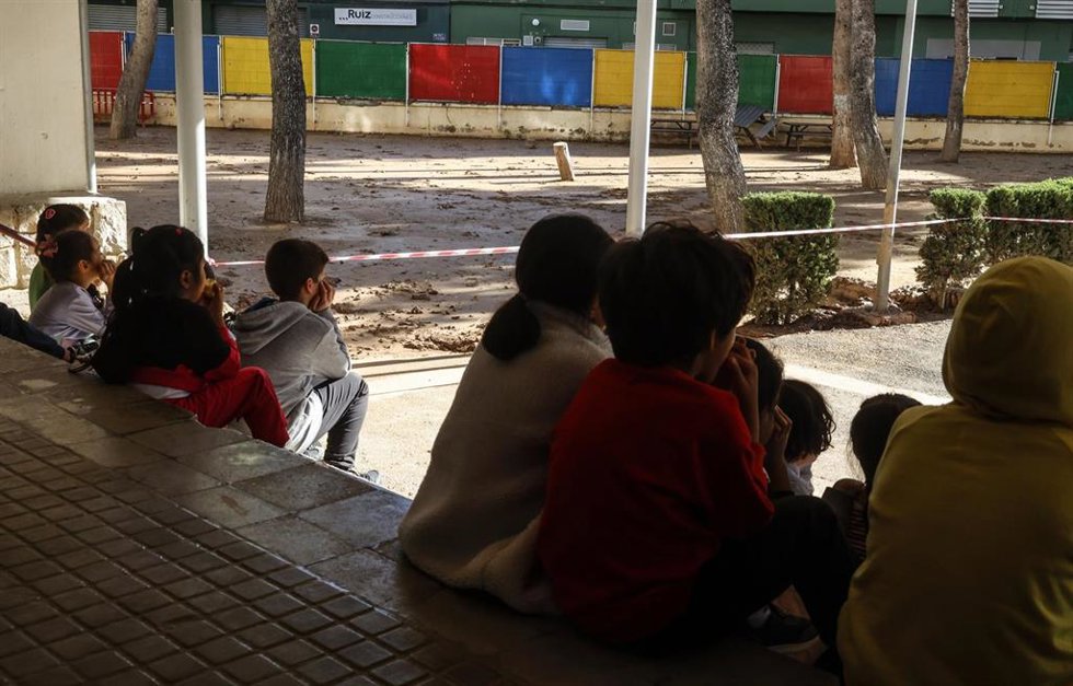 Varios niños vuelven a las clases en el Colegio de Amparo Albau de Alaqus en el día 13 tras el paso de la DANA por Valencia.
