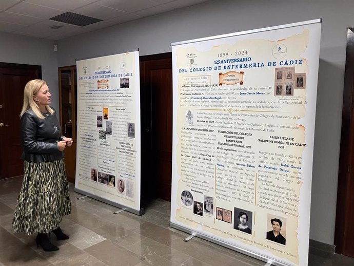 La delegada territorial de Salud y Consumo en la provincia, Eva Pajares, visita la exposición del Colegio de Enfermería de Cádiz