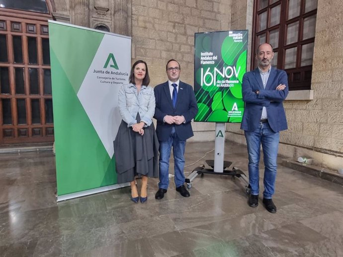 El delegado José Ayala (centro) ha sido el encargado de prensentar la programación en la provincia por el Día del Flamenco