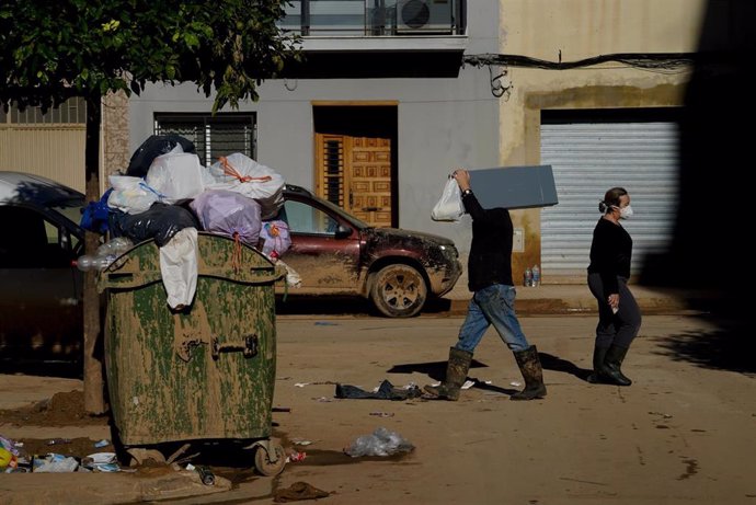 Un cubo de basura lleno en el día 13 tras el paso de la DANA por Valencia, a 11 de noviembre de 2024, en Algemesí, Valencia, Comunidad Valenciana (España). 