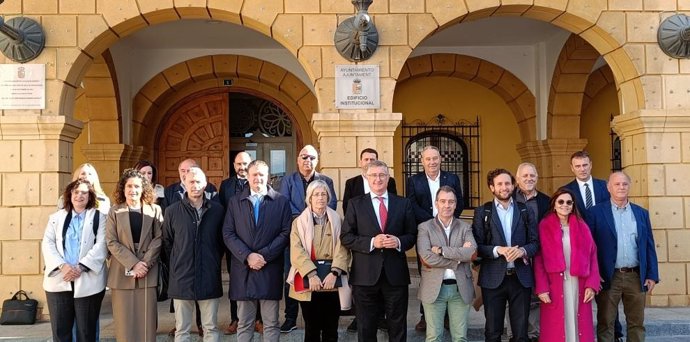 El consejero de Medio Ambiente y Turismo del Gobierno de Aragón, Manuel Blasco, junto a los alcaldes que han acudido a la reunión de la comisión en Fraga.