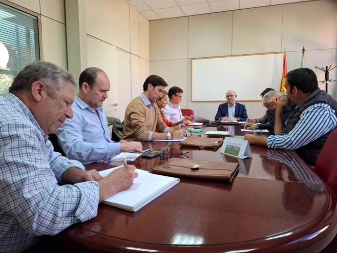 Reunión entre la Junta y organizaciones profesionales agrarias y Cooperativas Agro-alimentarias por la lengua azul.