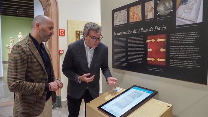 Eduardo Lucena (izda.) contempla la exposición sobre la restauración del Album de Flavia, en el Bellas Artes de Córdoba.