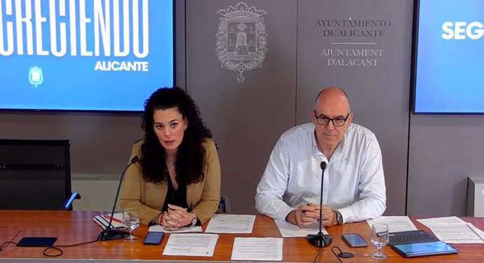 La nueva portavoz municipal, Cristina Cutanda, y el vicealcalde Manuel Villar.