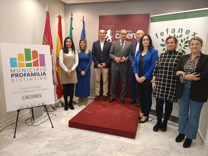 El Ayuntamiento de Cáceres recibe el distintivo de 'Municipio Profamilia' por sus políticas comprometidas con el bienestar familiar