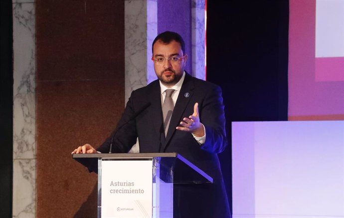 El presidente del Principado de Asturias, Adrián Barbón, durante la presentacion fondo inversion empresarial 5.