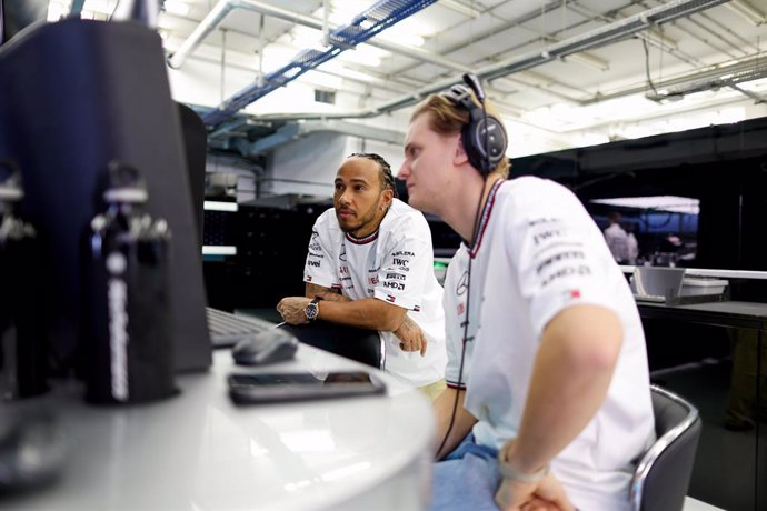 Archivo - HAMILTON Lewis (gbr), Mercedes AMG F1 Team W15, portrait and SCHUMACHER Mick (ger), Reserve Driver of Mercedes AMG F1 Team, portrait during the Formula 1 Aramco pre-season testing 2024 of the 2024 FIA Formula One World Championship from February