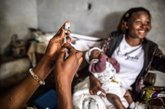 Foto: Vacunan contra la neumonía a más de 58.000 niños en África gracias a una alianza de más de un centenar de empresas